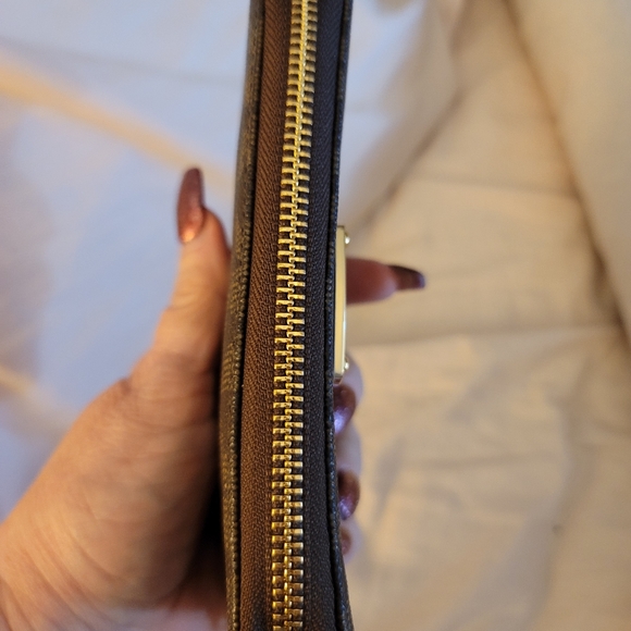 Michael Kors Fulton Large Flat Multi Function PVC Phone Case Wallet (Brown) - Picture 4 of 5